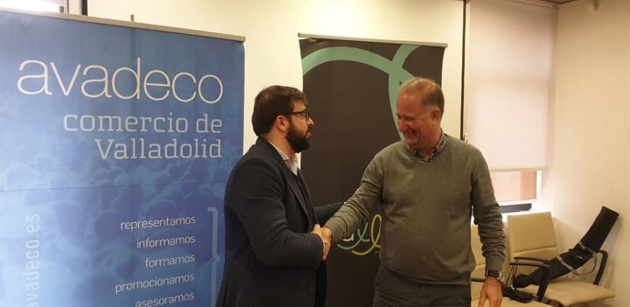El presidente de Avadeco, Rafael Monedero, y el gerente de Vallsur, Pablo Pérez, durante la firma del convencio de colaboración entre el centro comercial y la agrupación de comerciantes en Valladolid