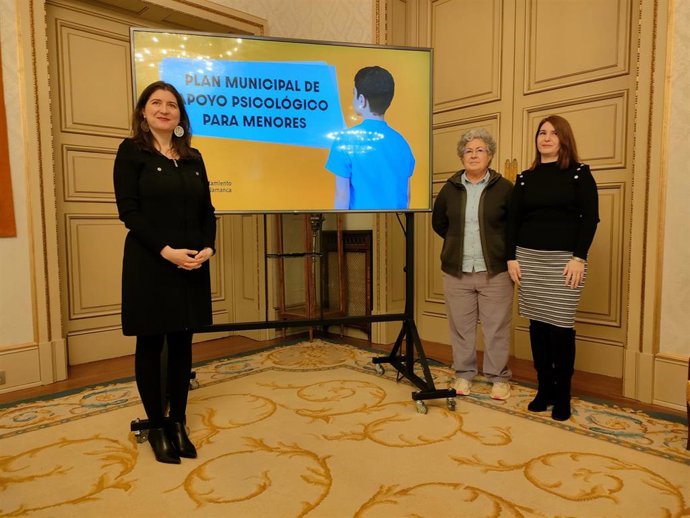 La concejala de Familia e Igualdad de Oportunidades del Ayuntamiento de Salamanca, Miryam Rodríguez (i), junto a dos responsables del servicio municipal