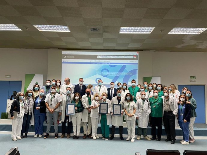 El Hospital Virgen de la Victoria de Málaga consolida su compromiso con la calidad con la certificación de tres unidades