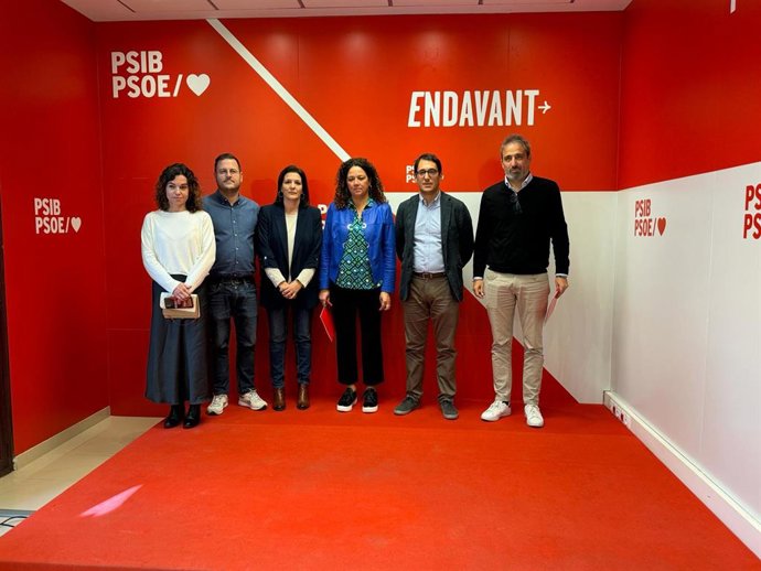 Representantes socialistas en rueda de prensa.