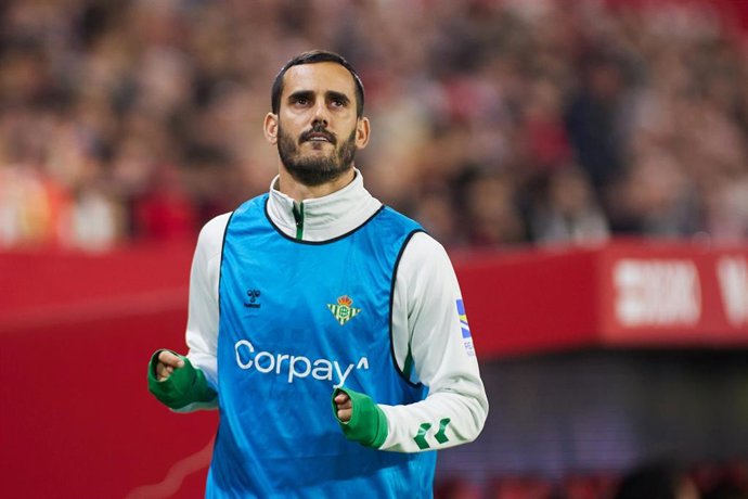 Archivo - El delantero Juan Miguel 'Juanmi' Jiménez, en un calentamiento con el Real Betis.