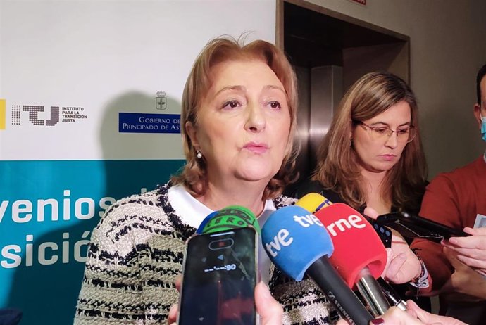 La delegada del Gobierno en Asturias, Delia Losa, y la coordinadora de convenios de Transición Justa, Begoña María-Tomé, atienden a los medios antes de participar en la jornada 'El papel de la mujer en la reactivación económica en los territorios