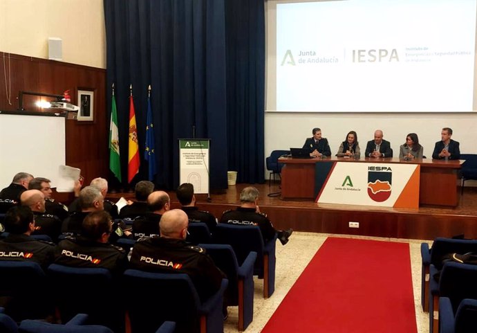 La Consejería de Agricultura capacita en materia de inspección pesquera a 34 agentes de la policía.