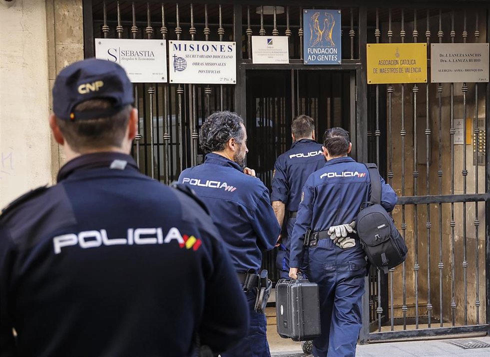 Varios agentes de la Policía Nacional trabajan en el lugar de los hechos
