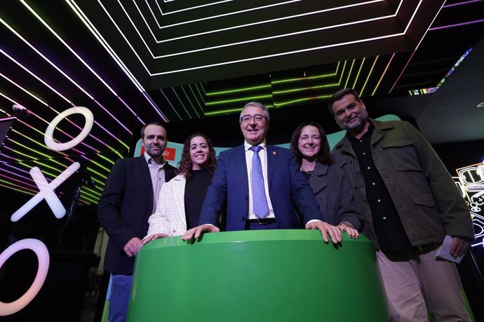 El presidente de la Diputación, Francisco  Salado, ha señalado que OXO Museo del Videojuego se ha consolidado como "una marca muy destacada dentro de la amplia oferta cultural y turística no sólo de la ciudad de Málaga, sino de toda la provincia".