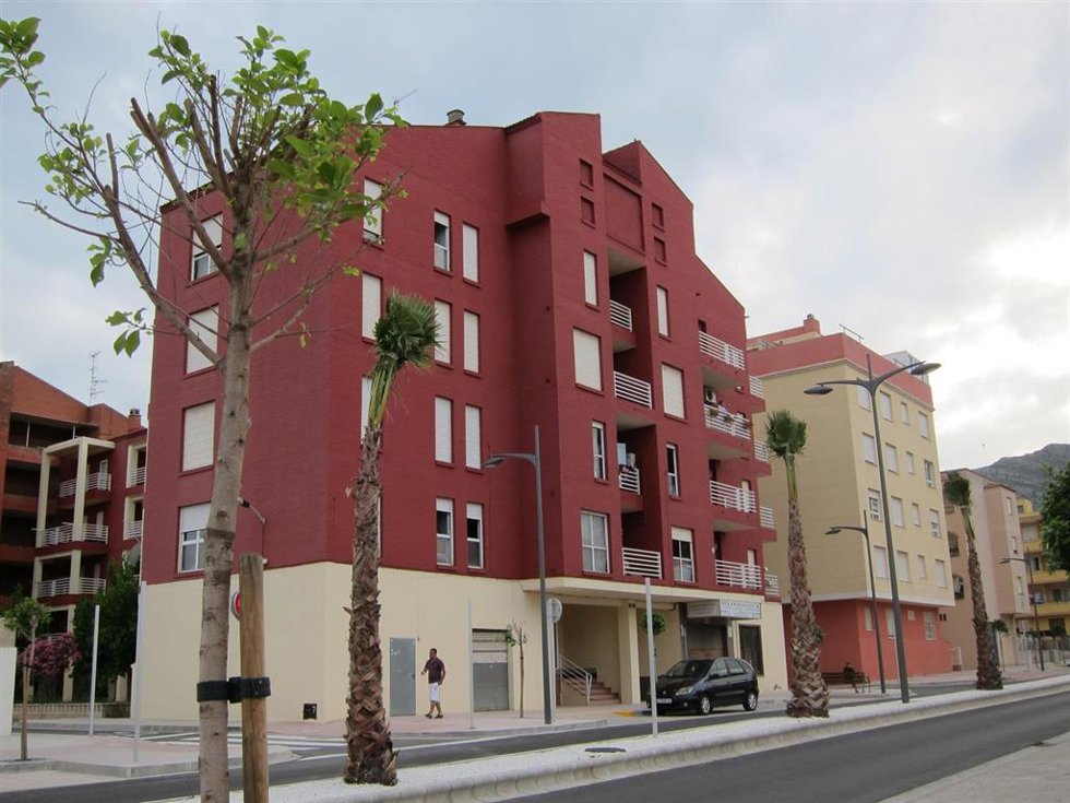 Archivo - Bloque de viviendas en Aragón.