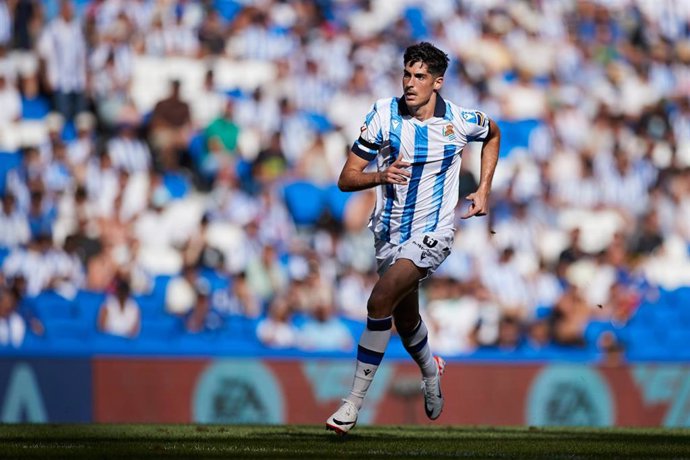 Archivo - El delantero Carlos Fernández, en un partido con la Real Sociedad en LaLiga EA Sports 2023-2024. 