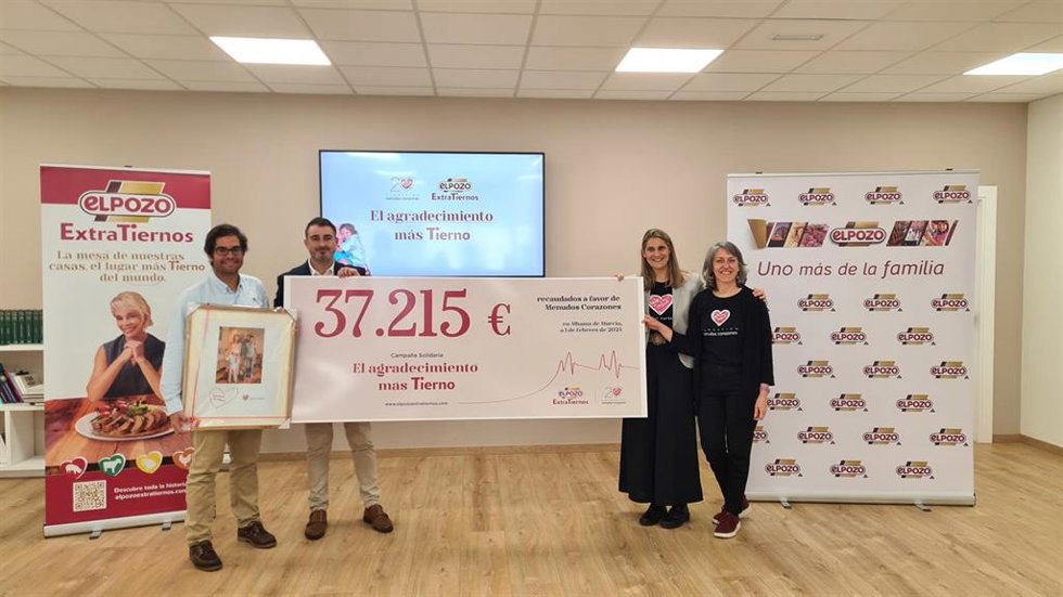 De izquierda a derecha: Manuel Olano, Marketing Manager de ELPOZO ALIMENTACIÓN, Pablo Olivares, director de Marketing de ELPOZO ALIMENTACIÓN, Amaya Sáez, directora de Menudos Corazones, y María Jesús Montes,responsable de Comunicación de la Fundación