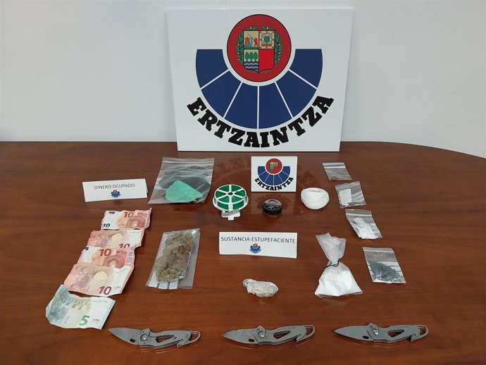 Sustancias estupefacientes, dinero y elementos incautados a un detenido en Irun