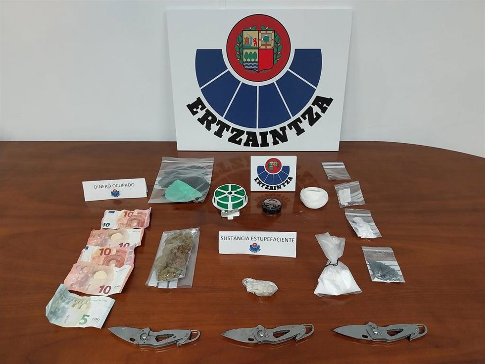 Sustancias estupefacientes, dinero y elementos incautados a un detenido en Irun