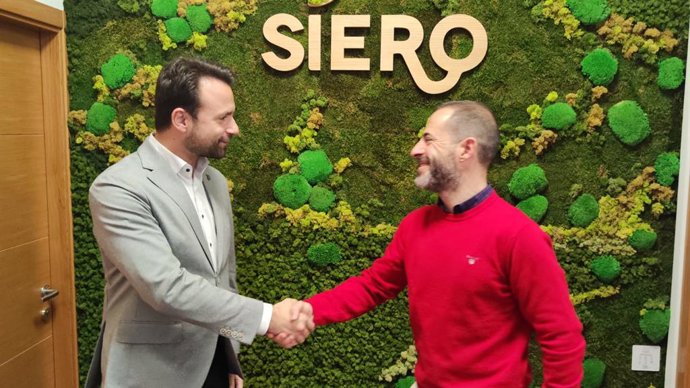 El presidente del PP de Asturias, Álvaro Queipo, se reúne con el alcalde de Siero, Ángel García (PSOE)