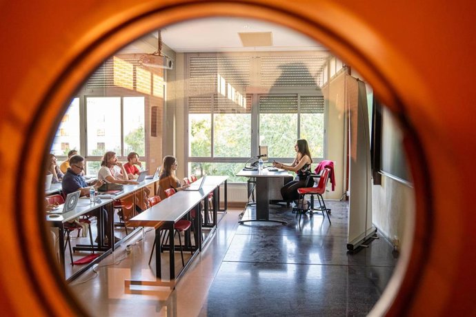 Archivo - Imagen de un curso de especialización sobre procesamiento de lenguaje natural, programación y uso ChatGPT en la UR