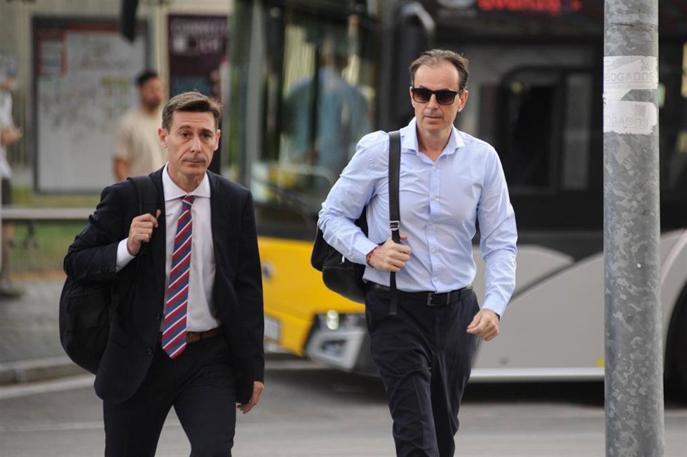 Archivo - El exmarido de la extenista Arantxa Sánchez Vicario, Josep Santacana (d), a su llegada al último día del juicio acusado de alzamiento de bienes, en la Ciutat de la Justícia, a 15 de septiembre de 2023, en Barcelona, Cataluña (España).