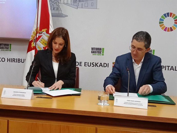 La alcaldesa de Vitoria-Gasteiz, Maider Etxebarria, y el director de Basque Culinary Center, Joxe Mari Aizega, firman el acuerdo para ubicar la sede del EDA Drinks & Wine Campus  en Lakua