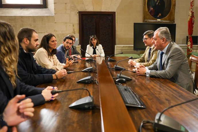 El alcalde de Sevilla y el delegado de Empleo reciben a la nueva junta directiva de AJE en la Casa Consistorial.