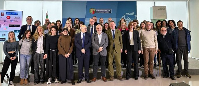 El consejero de Política Lingüística y Cultura, Bingen Zupiria, presenta la nueva plataforma "MuseoTIK" junto a agentes museísticos.