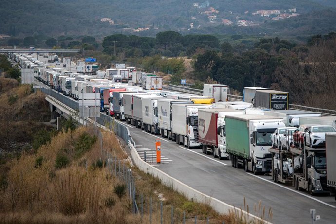Cola de camiones en Francia procedentes de España, mientras hay fluidez en dirección a España
