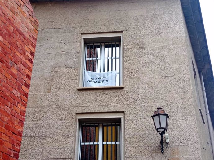 Pancarta cologada por IU en el Parlamento de La Rioja