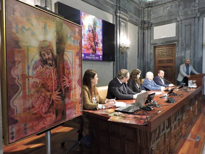 Acto de presentación del cartel de la Semana Santa de Écija, en la Casa de la Provincia, con la presencia de la alcaldesa y del autor de la obra pictórica.