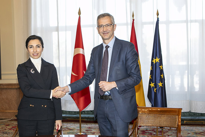 Los gobernadores Pablo Hernández de Cos, en representación del Banco de España, y Hafize Gaye Erkan, en representación del Banco Central de la República de Turquía, han suscrito el acuerdo de cooperación.