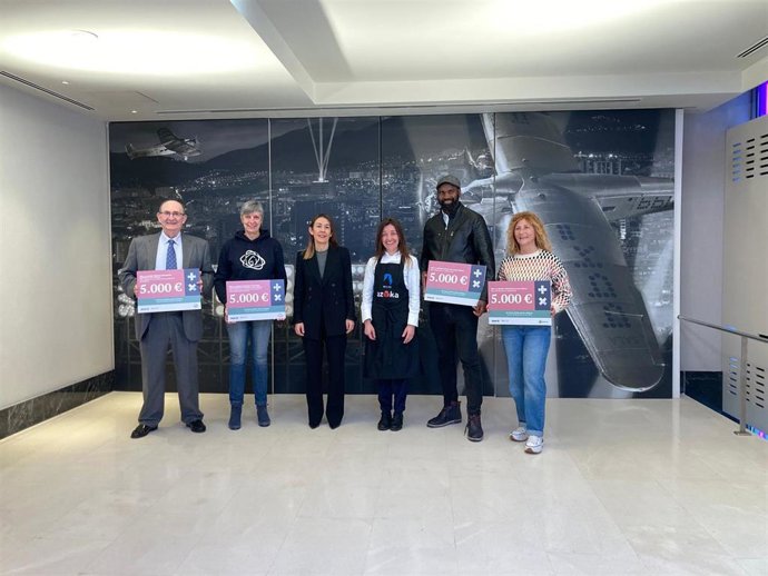 Nora Sarasola y Lara Martín con los representantes de las asociaciones beneficiadas.