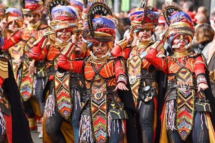 Archivo - Comparsas y pasacalles en el Gran Desfile del Carnaval de Badajoz (Extremadura), el 21 de febrero de 2023.