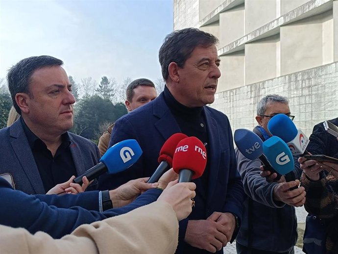 El secretario xeral del PSdeG, Valentín González Formoso, y el candidato del PSdeG a la Presidencia de la Xunta, José Ramón Gómez Besteiro, en declaraciones a los medios