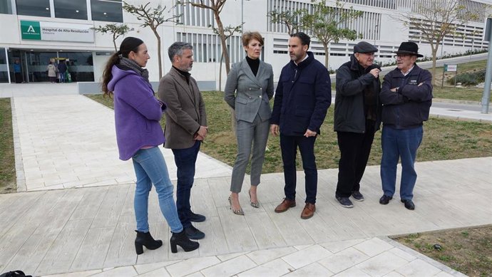 El secretario general del PSOE de Málaga, Daniel Pérez, y la portavoz socialista en Estepona, Emma Molina, en el Hospital de Estepona.
