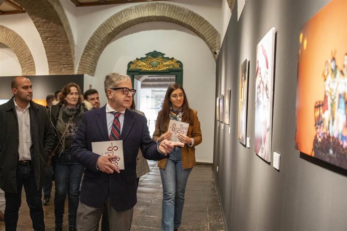 El presidente de la Diputación de Córdoba, Salvador Fuentes, visita la exposición en la Galeria de Presidencia.