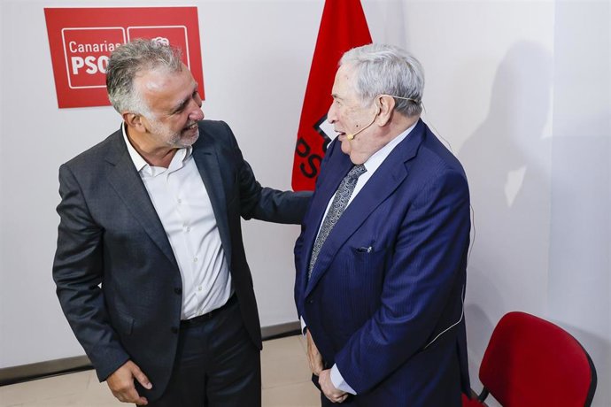 Archivo - Imagen de archivo de Ángel Víctor Torres junto a Jerónimo Saavedra