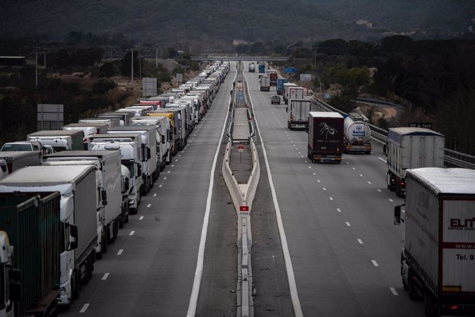 Colas de transportistas en la autopista francesa A-9 en el peaje de Le Boulou