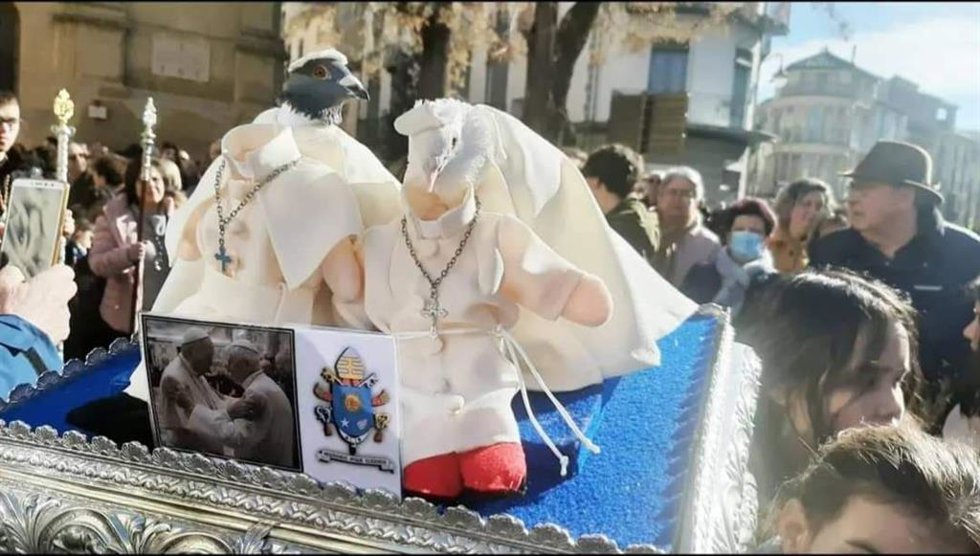 Procesión con los pichones disfrazados