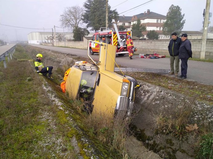Los Bomberos de Ponferrada, en el momento del rescate a los pasajeros del vehículo accidentado.