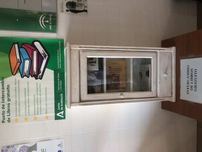 Punto de intercambio de libros para el fomento de la lectura en el centro de salur de El Torrejón de Huelva.