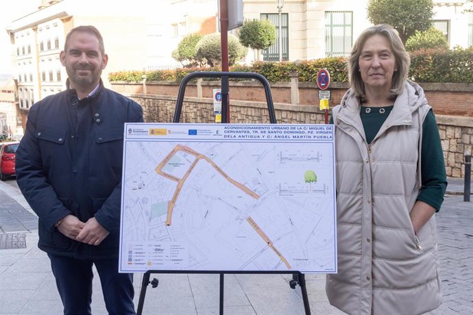 La alcaldesa de Guadalajara, Ana Guarinos, junto al concejal de Infraestructuras, Santiago López.