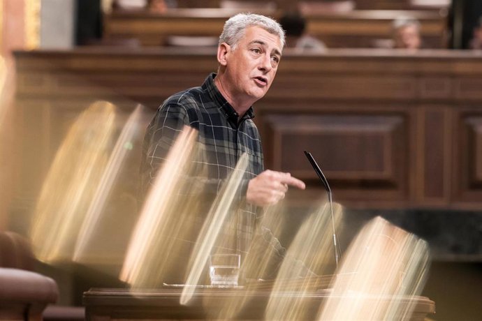 Archivo - El diputado de EH Bildu Oskar Matute interviene durante un pleno en el Congreso de los Diputados, a 19 de diciembre de 2023, en Madrid (España). 
