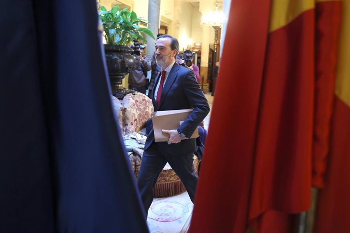 El presidente de la Cámara de baleares, Gabriel Le Senne, a su salida de la reunión de la mesa del parlament balear después de la crisis de Vox, en el Parlament, a 31 de enero de 2024.