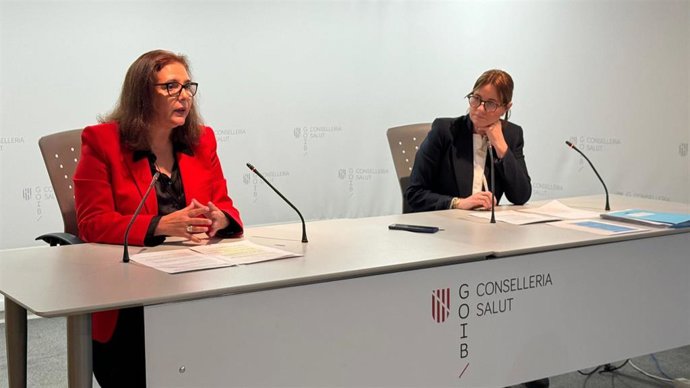 La consellera de Salud, Manuela García, y la directora general de Salud Pública, Elena Esteban, en una rueda de prensa.