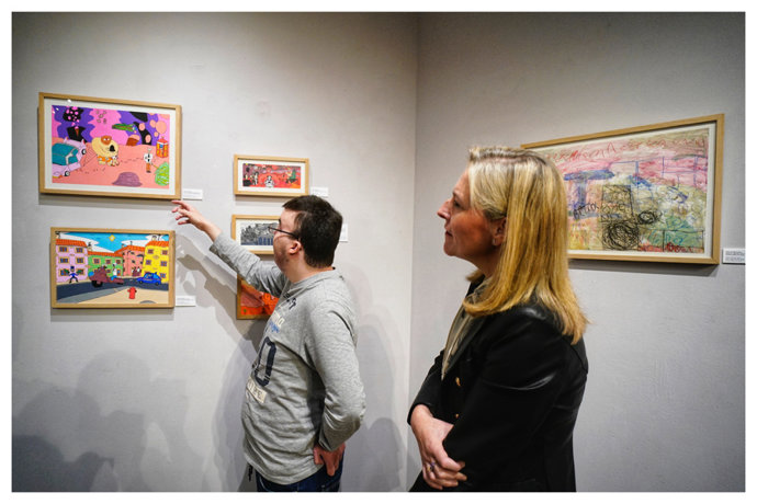 Exposición de artistas de FormArte en la sala de exposiciones de las Juntas Generales de Bizkaia en Bilbao.