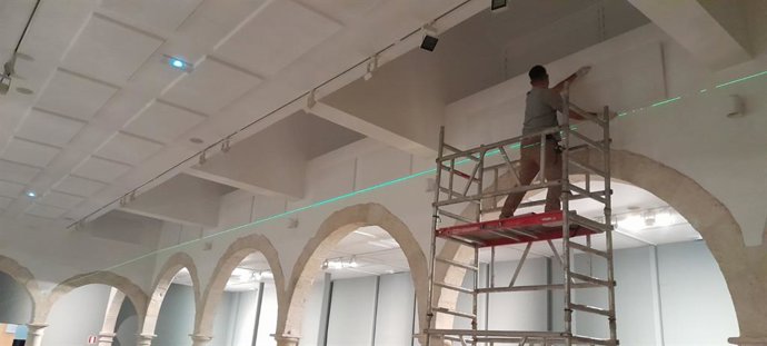 Instalación de paneles para mejorar la acústica de las salas expositivas del CAF