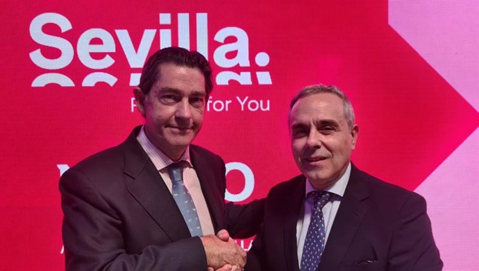 Barrero y Maceda se saludan tras la firma del convenio de colaboración en el stand de Fitur.