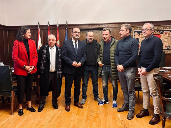 El Alcalde De Ponferrada Y Varios Concejales Del Equipo De Gobierno, Junto Con Los Representantes De Patronal Y Sindicatos, En El Inicio Del Acuerdo Para El Diálogo Social.