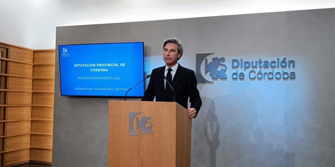 El vicepresidente primero y delegado de Infraestructuras, Sostenibilidad y Agricultura de la Diputación de Córdoba, Andrés Lorite, en rueda de prensa.