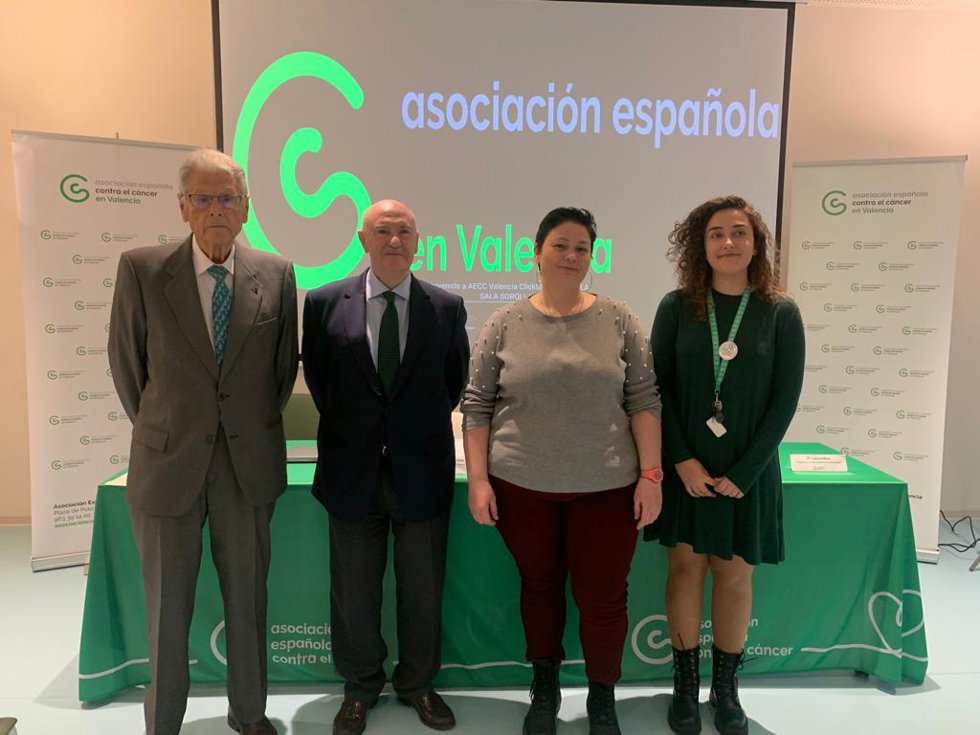 (I-D) El Vicepresidente Y Doctor, Antonio Llombart; El Presidente De Contra El Cáncer Valencia, Tomás Trenor; La Trabajadora Social De La Asociación Española Contra El Cáncer Laura Mora Y El Testimonio De Samantha Camps, Superviviente De Cáncer