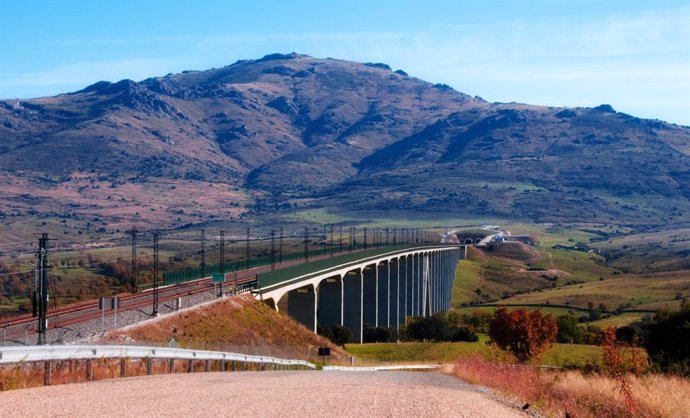 Imagen de uno de los viaductos de la LAV Madrid-Valladolid en las que se realizarán las laboers de mantenimiento