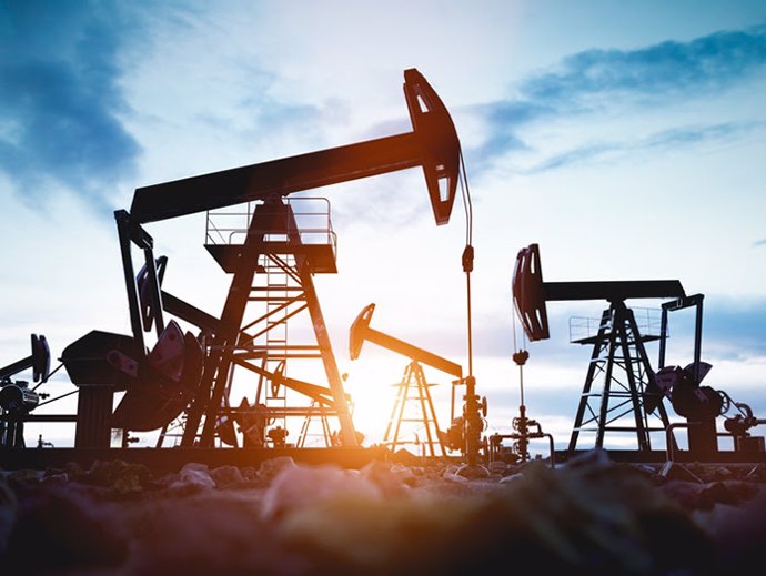 El posible impacto geopolítico en el precio del petróleo este año podría mitigarse por excedentes de oferta.