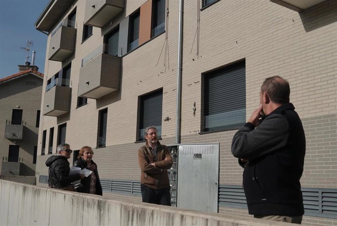 El diputado de Vox, Javier Jové, visita las viviendas de Pumarabule