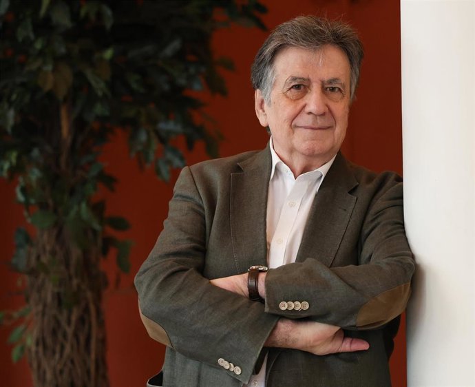 El escritor Luis Landero posa tras la presentación de  su nueva novela 'La última función', en el Hotel de las LetraS