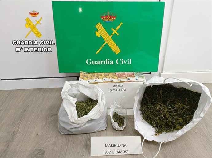 Dos detenidos en Burgos con un kilo de marihuana en el interior del coche que ocupaban.