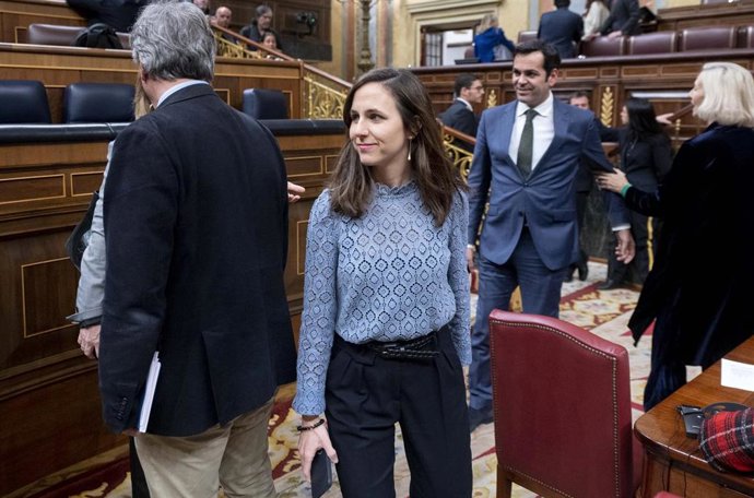 La secretaria general de Podemos, Ione Belarra (c), durante una sesión plenaria, en el Congreso de los Diputados, a 30 de enero de 2024, en Madrid (España). 